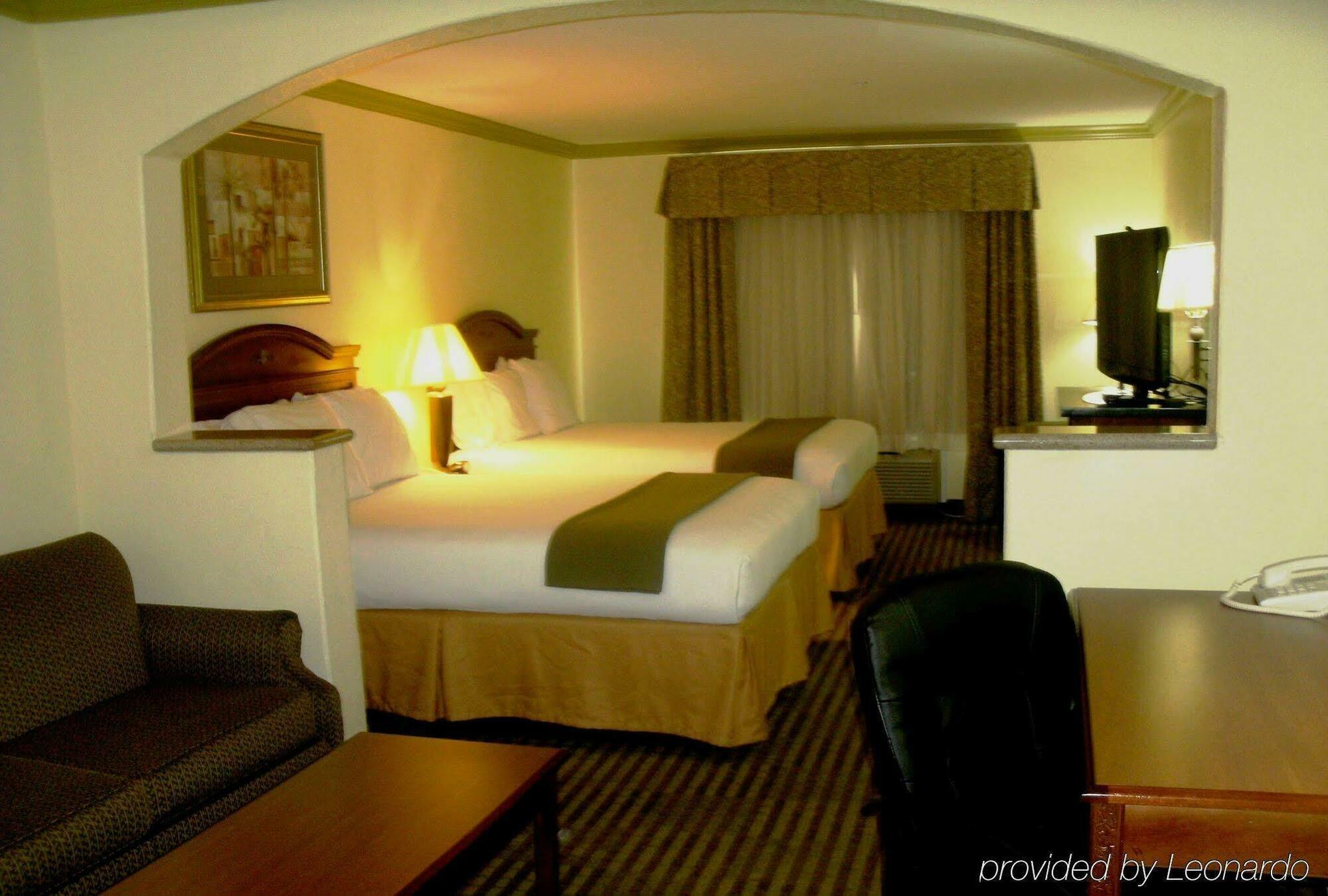 Express Worth Nw Loop 820 By Ihg Hotel 3*