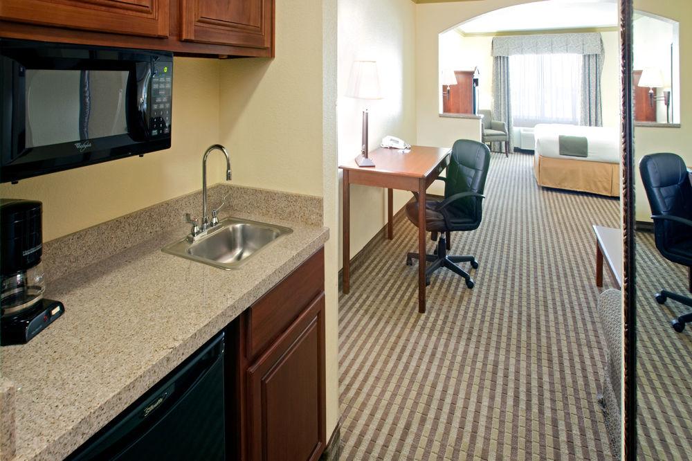 Express Worth Nw Loop 820 By Ihg Hotel 3*